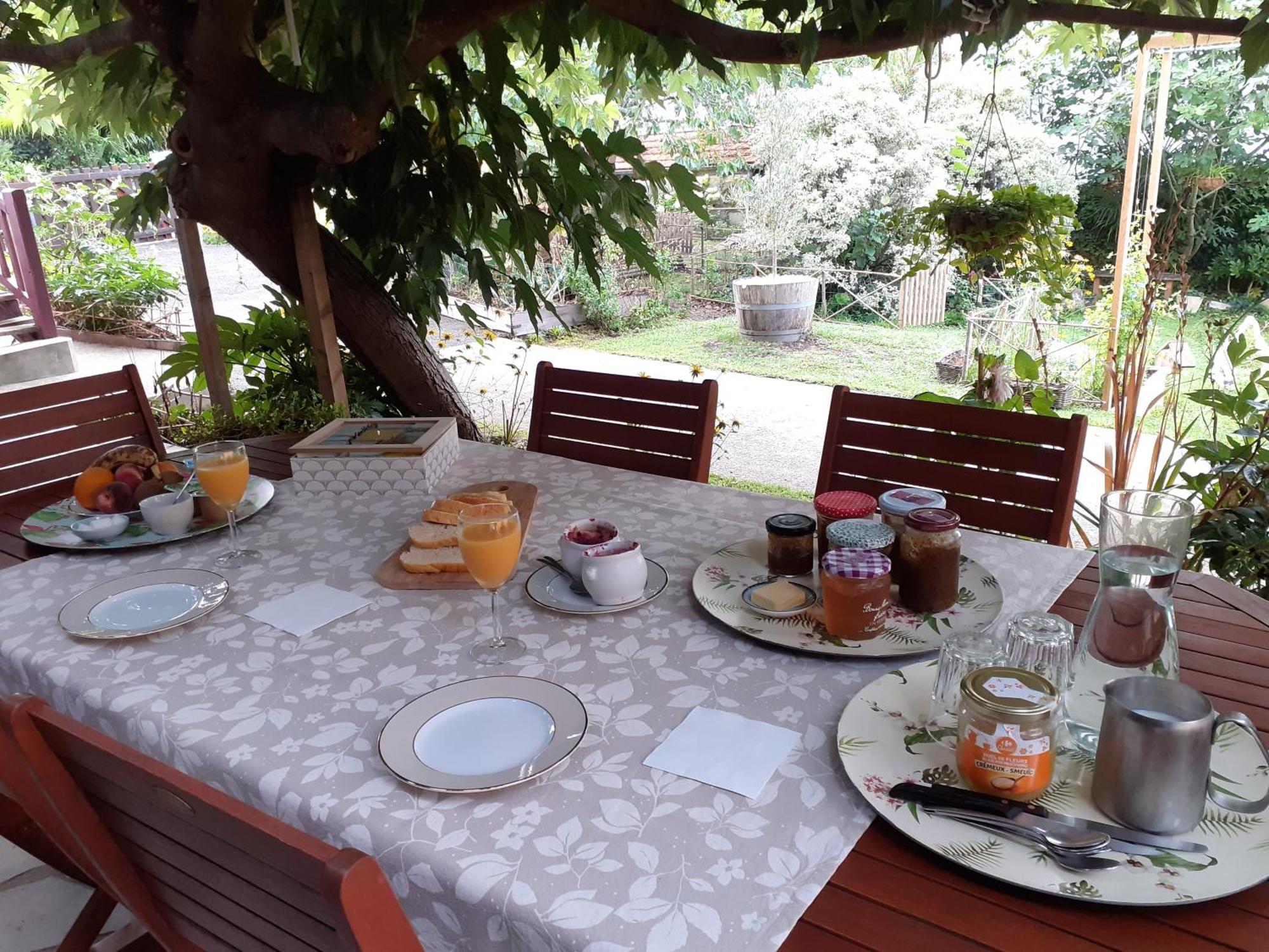 Au Bosquet: Tranquil Retreat with Breakfast Near Town Center Bed & Breakfast Salies-de-Bearn Exterior photo